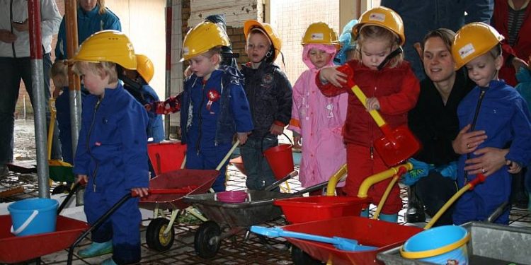 HoltensNieuws.nl Peuters storten vloer van Kulturhus Dijkerhoek Peuters storten vloer van Kulturhus Dijkerhoek kulturhus dijkerhoek