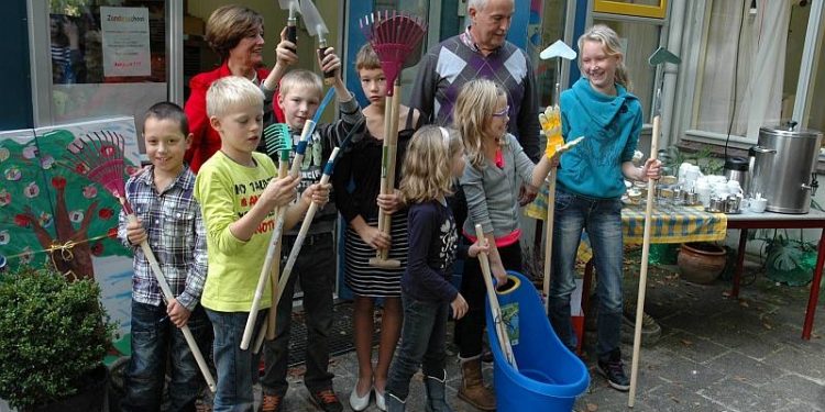 HoltensNieuws.nl Juf Lieneke met pensioen Juf Lieneke met pensioen gemeente espelo