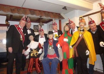 Holten biedt Enschede pannenkoeken aan oudheidkamer gemeente brandweer 