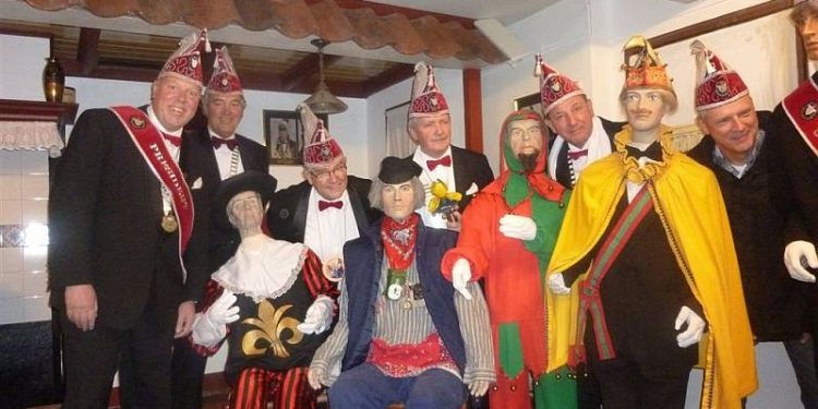 HoltensNieuws.nl Expositie 44 jaar Fienpreuvers in Oudheidkamer Hoolt'n Expositie 44 jaar Fienpreuvers in Oudheidkamer Hoolt'n oudheidkamer gemeente fienpreuvers carnaval