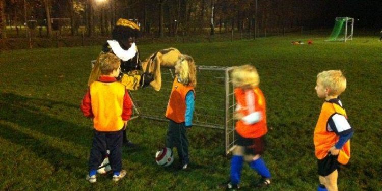 HoltensNieuws.nl Pieten Voetbal op 't Vletgoor! Pieten Voetbal op 't Vletgoor! voetbal blauwwit