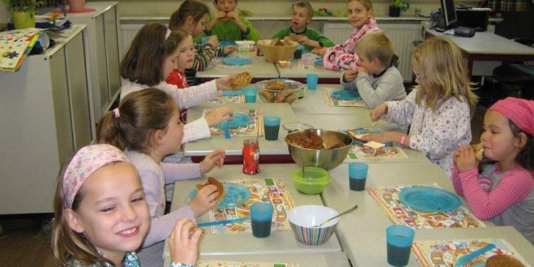 HoltensNieuws.nl Nationaal Schoolontbijt in pyjama. Nationaal Schoolontbijt in pyjama. nijkamp