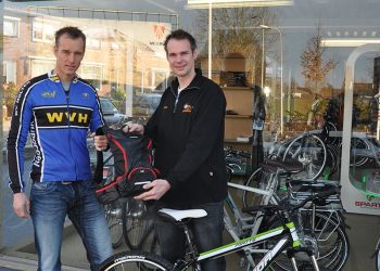 Fietsers genieten van veldtoertocht in Holten wielervereniging sallandse heuvelrug canadese begraafplaats 