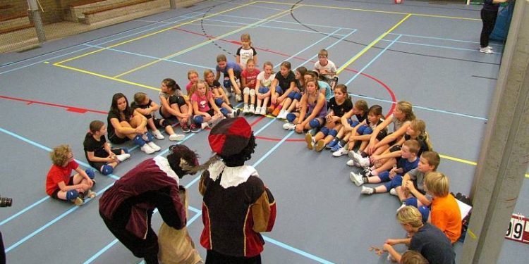 Zwarte pieten bij training Mintonette mintonette 