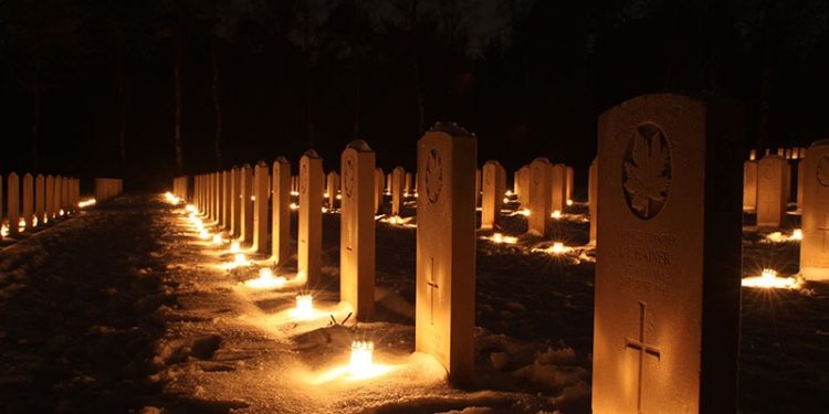 Kaarsenceremonie op Canadese Begraafplaats gemeente canadese begraafplaats 