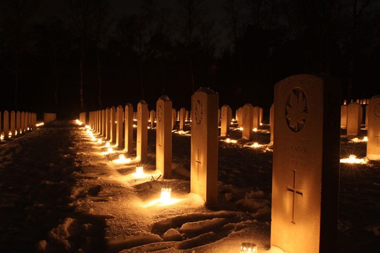 Kaarsenceremonie op Canadese Begraafplaats gemeente canadese begraafplaats 