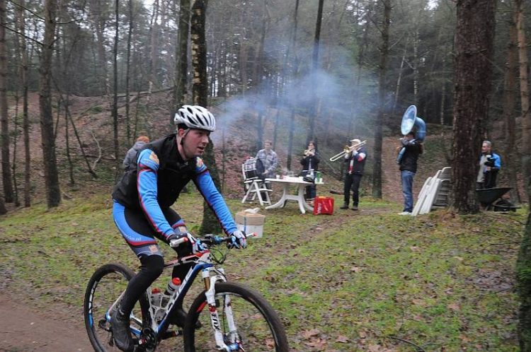 Gigantische opkomst bij mountainbiketocht wielervereniging beuseberg 