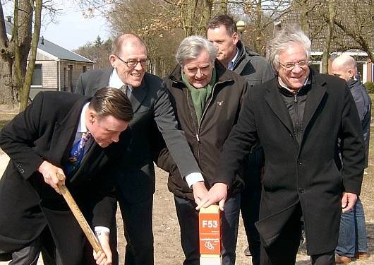 HoltensNieuws.nl Plaatsing eerste routepaal Wandelnetwerk Salland Plaatsing eerste routepaal Wandelnetwerk Salland gemeente