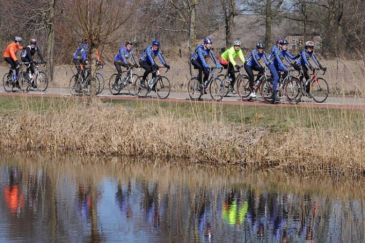 Duizend fietsers genoten van Holterbergtoer wielervereniging sallandse heuvelrug 