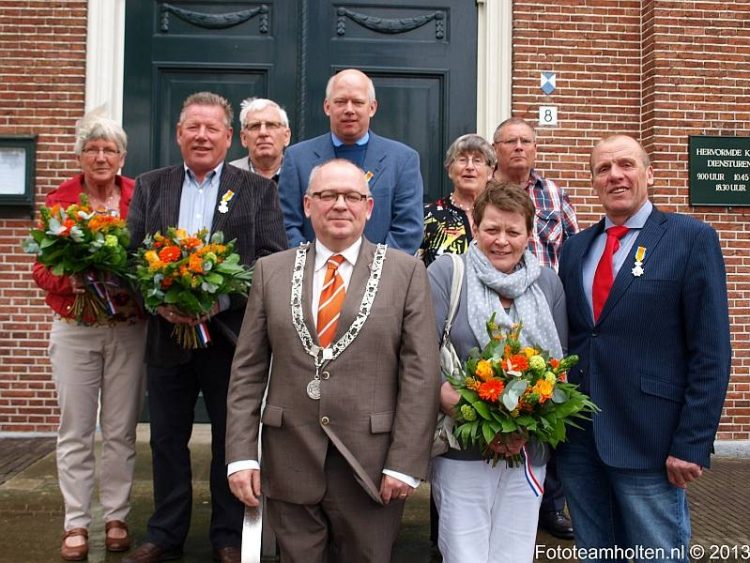 Enorme Lintjesregen in Holten Jubileum dijkerhoek diessenplas blauwwit 