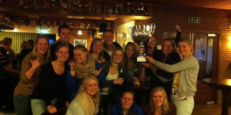 Dames Blauw Wit winnen Holtense derby blauwwit 