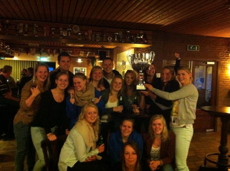 Dames Blauw Wit winnen Holtense derby blauwwit 