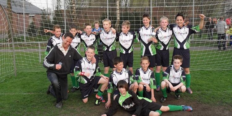 Jongens Holterenk winnaar schoolvoetbal blauwwit 