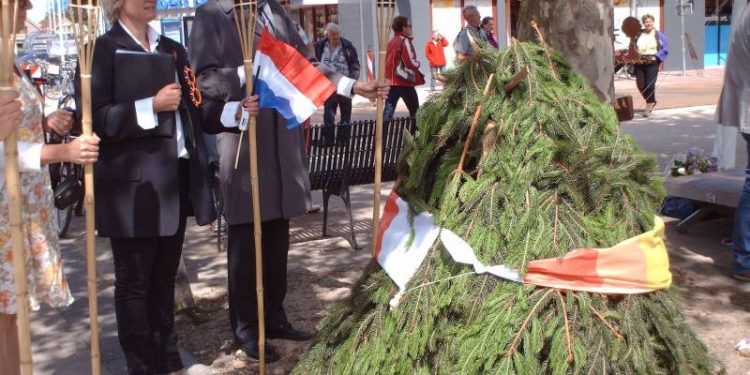 HoltensNieuws.nl Onthulling wereldtijpad jaarpaal Onthulling wereldtijpad jaarpaal gemeente