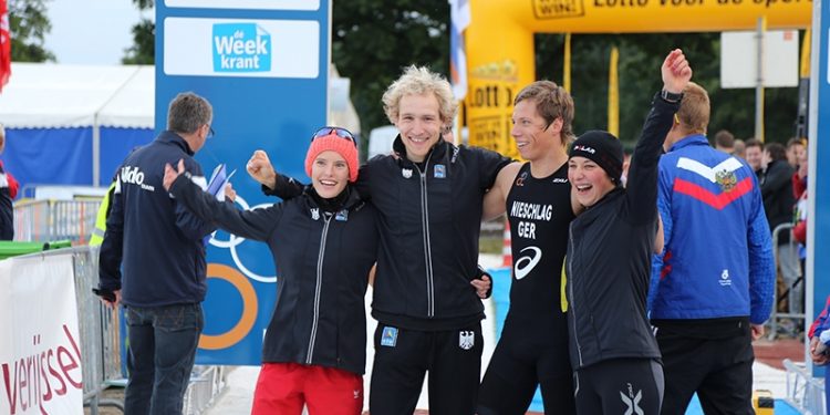 Franse meisjes, Franse jongens en Duits gemengd team winnaars EK team relay triathlon 