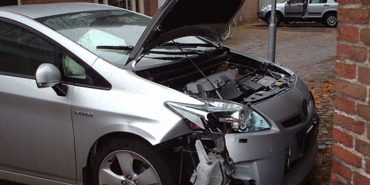 HoltensNieuws.nl Automobilist rijdt tegen kerk Automobilist rijdt tegen kerk
