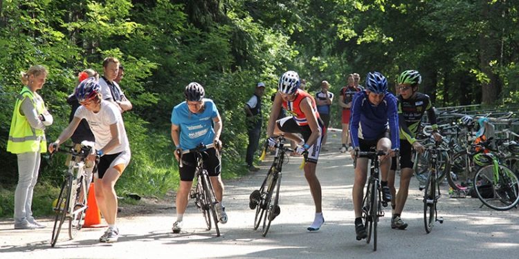 HoltensNieuws.nl Mooi weer en goede sfeer bij AA Drink clinic dag Mooi weer en goede sfeer bij AA Drink clinic dag triathlon