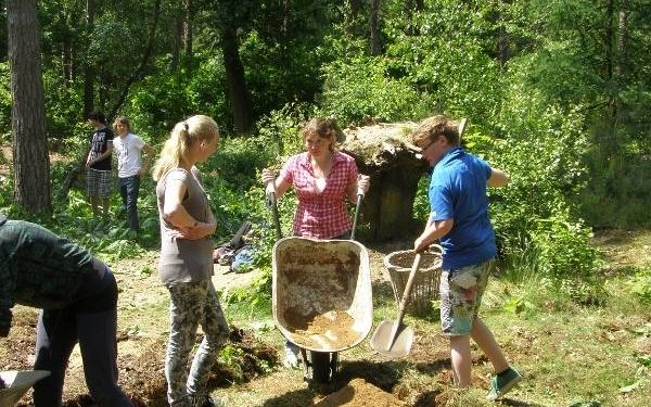 HoltensNieuws.nl Leerlingen Waerdenborch bouwen Dassenborch bij Natuurdiorama Holterberg Leerlingen Waerdenborch bouwen Dassenborch bij Natuurdiorama Holterberg waerdenborch natuurdiorama de waerdenborch