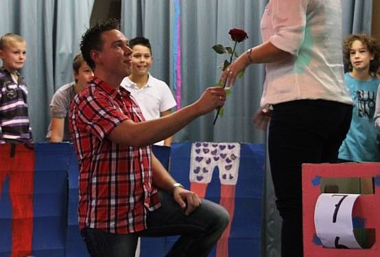 HoltensNieuws.nl “Out of the box” huwelijksaanzoek “Out of the box” huwelijksaanzoek haarschool