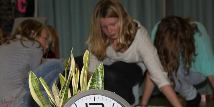 Plusgroepers spelen 12 uur Twister voor het goede doel haarschool 