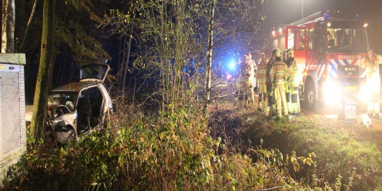 Auto tegen boom Dorperdijk in Holten 