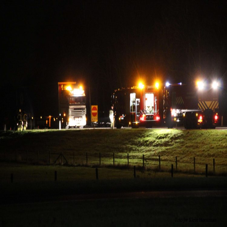 Vrachtwagen in brand op de A1 bij Holten brandweer 