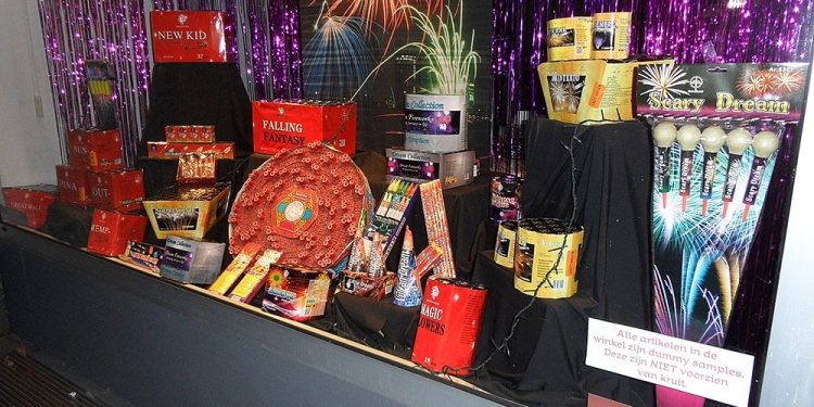 Vuurwerkverkoop van start bij Vuurwerkstore Holten quiz blauwwit 