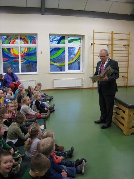 Bezoek Burgemeester aan Regenboog gemeente 