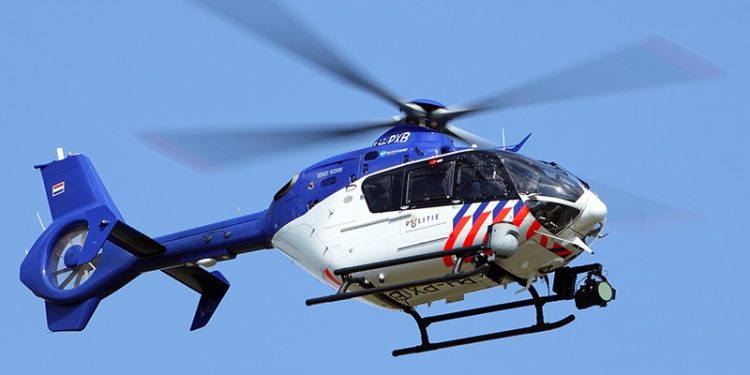 Politie met helikopter en honden op zoek politie 