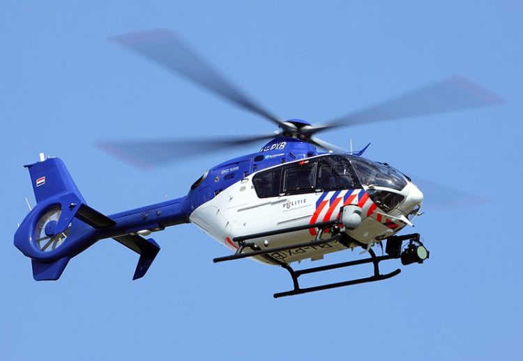 Politie met helikopter en honden op zoek politie 