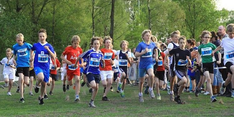Clinics bevrijdingsloop door Atletiekvereniging atletiekvereniging 
