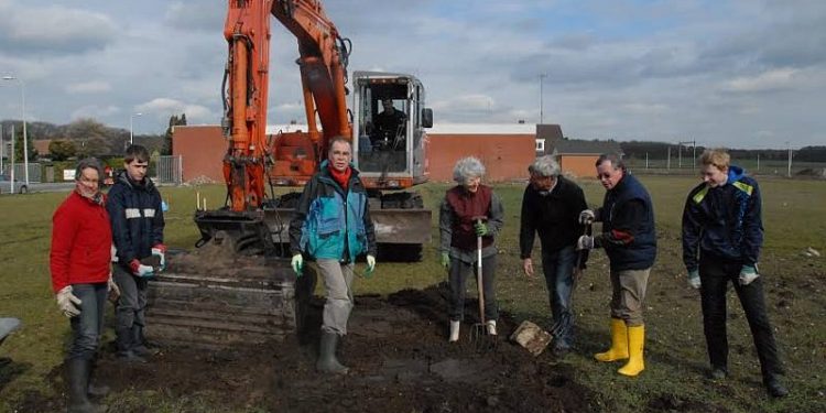 Puinruimen in Buurtmoestuin Holten gemeente duurzaam holten 