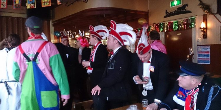 Wereldrecordpoging Speed Kroegentocht gelukt fienpreuvers carnaval 