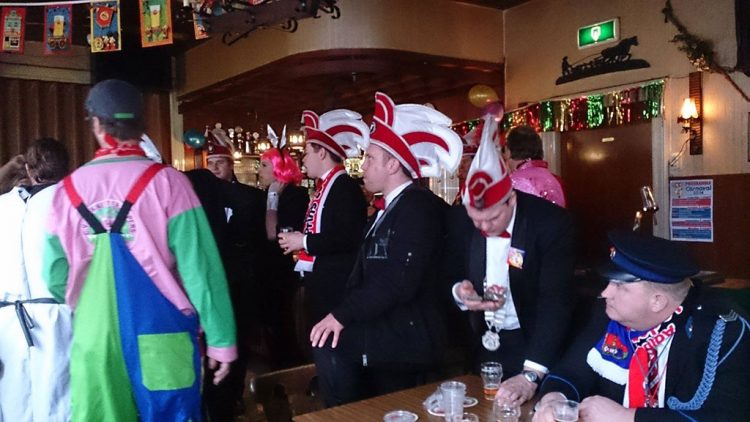 Wereldrecordpoging Speed Kroegentocht gelukt fienpreuvers carnaval 