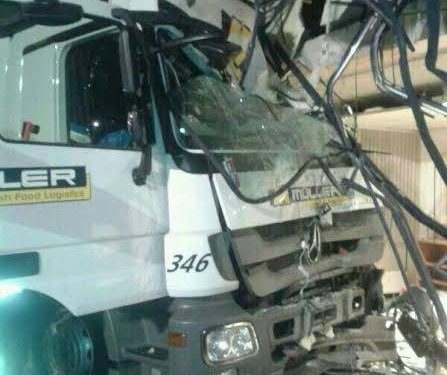 Vrachtwagen rijdt gebouw binnen politie brandweer aanrijding 