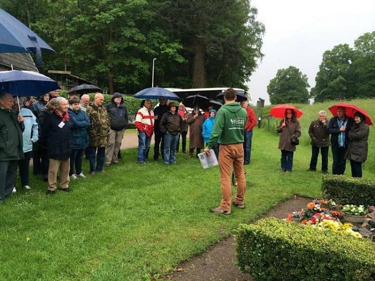 Battlefield-tour van stichting icb Holten canadese begraafplaats 