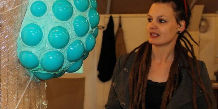 Kleurrijke jaarpaal voor Wereldtijdpad smidsbelt 