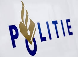 Vrachtwagen rijdt gebouw binnen politie brandweer aanrijding 