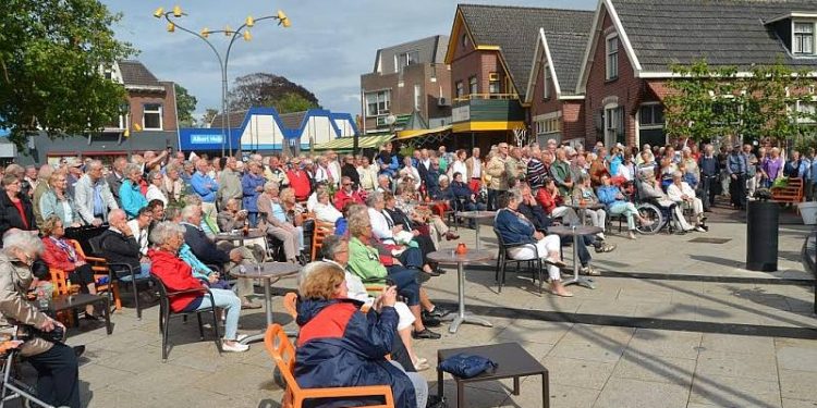 HoltensNieuws.nl Flitsconcert op de Smidsbelt publiekstrekker Flitsconcert op de Smidsbelt publiekstrekker smidsbelt kulturhus