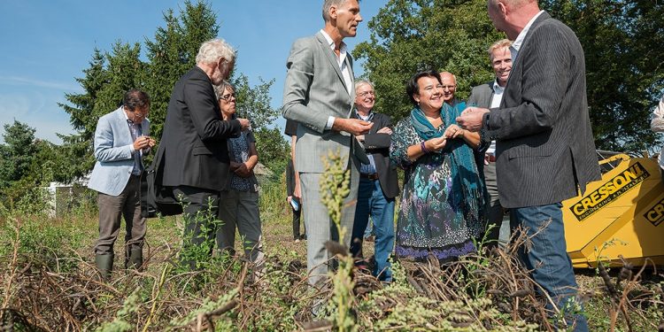 HoltensNieuws.nl Sharon Dijksma enthousiast over Lupine teelt voor vleesvervangers Vivera Sharon Dijksma enthousiast over Lupine teelt voor vleesvervangers Vivera