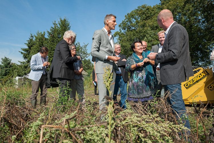 Sharon Dijksma enthousiast over Lupine teelt voor vleesvervangers Vivera 