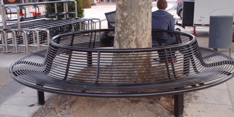 Nieuwe bank voor de hangouderen smidsbelt 