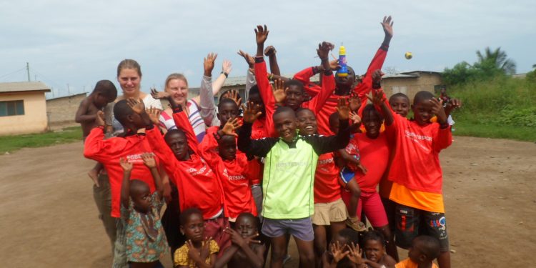 Jessica Overmeen geeft oude V.V Holten-shirts nieuwe bestemming in Ghana vvholten voetbal 