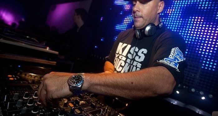 DJ Mental Theo op vrijdagavond achter de draaitafels 