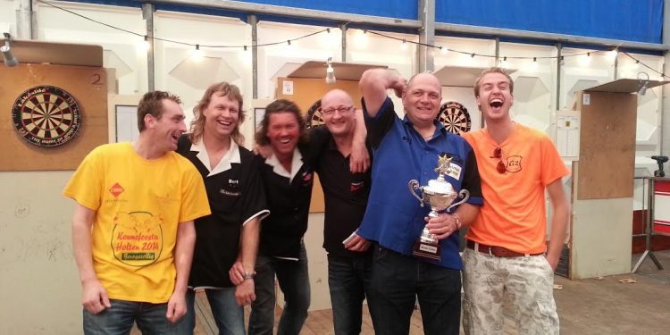 Jan Tuitert (Tuutjan) winnaar Darten om Keunetrofee Keunefeesten 