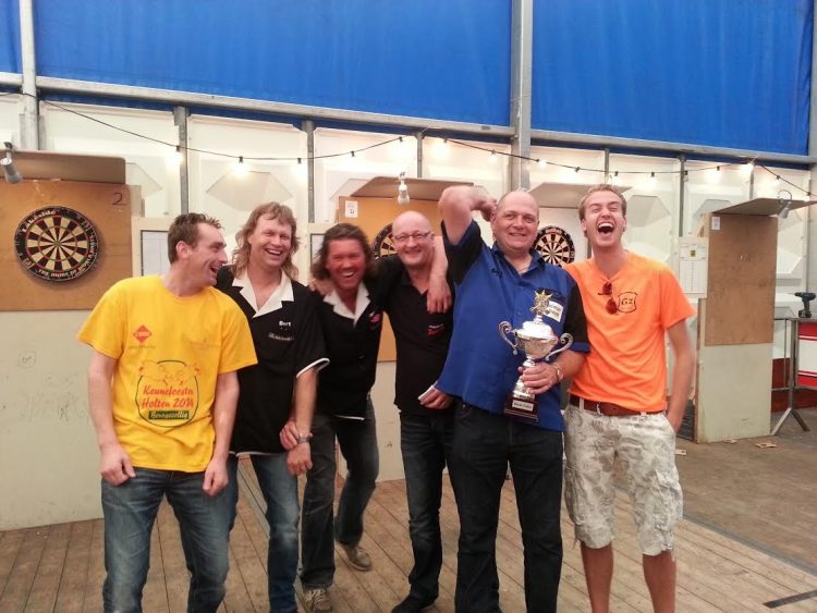 Jan Tuitert (Tuutjan) winnaar Darten om Keunetrofee Keunefeesten 