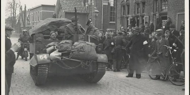 Holten in oorlogs- en vredestijd smidsbelt oudheidkamer gemeente canadese begraafplaats 