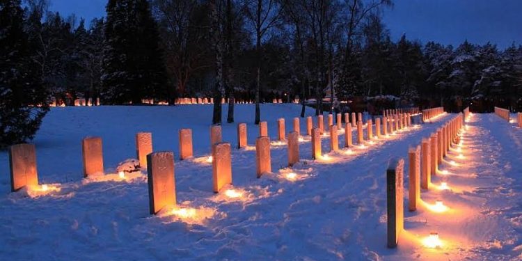 HoltensNieuws.nl Herdenkingslichten op Canadese begraafplaats Herdenkingslichten op Canadese begraafplaats canadese begraafplaats