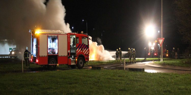 HoltensNieuws.nl Auto brand volledig uit op A1 Auto brand volledig uit op A1 brandweer