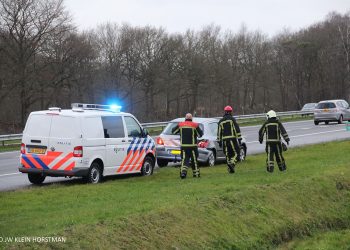 Vrachtwagen rijdt gebouw binnen politie brandweer aanrijding 
